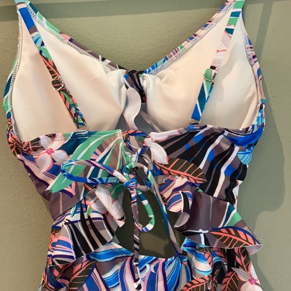 NWT one piece Hurley floral cut out swimsuit SM/P - Picture 5 of 7